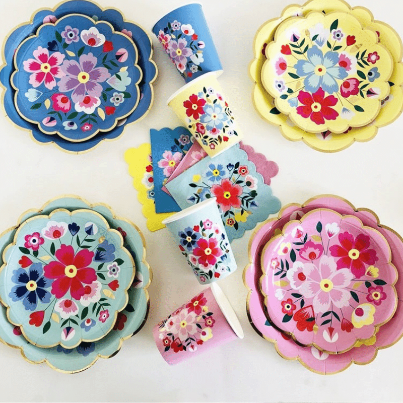 Vibrant tableware pack. Charming floral-themed plates