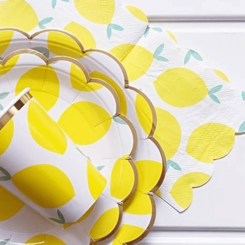 Disposable party napkins with lemon design